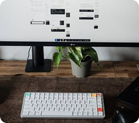 Teclado mecánico y monitor con código